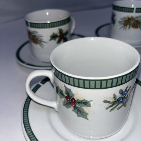 SET OF 4 Fairfield Fine China WINTERGREEN Cups and Saucers. Christmas Holiday - Picture 8 of 11